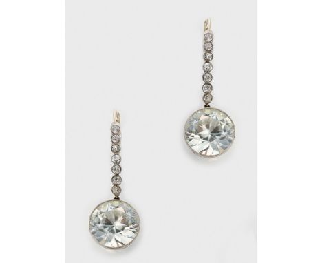 Paar Art Déco-OhrringeGelbgold, 14 ct. und Silber. Linear besetzt mit Diamantrosen, abschließend 2 Zirkonias von jeweils 13 m