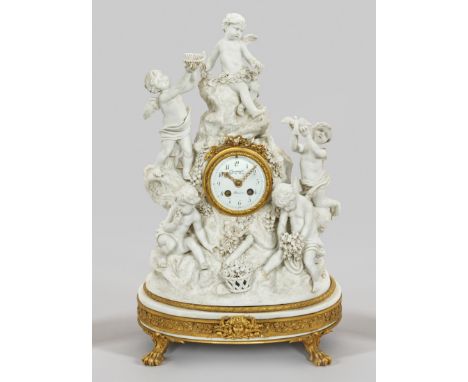 Louis XVI-Pendule nach einem Modell von Raphaël Langeauim Sèvres-StilBiskuitporzellan und vergoldete Bronze. Über ovalem Sock