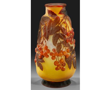 Seltene "Soufflé"-Vase mit Vogelbeer-Dekor von GalléBalusterform mit abgesetztem, konischem Fuß, sich verjüngendem, walzenart