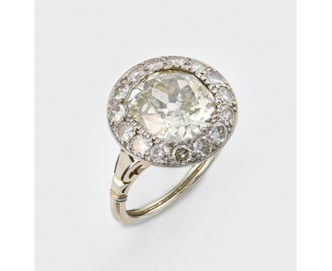 Großer Altschliff-Diamant-Solitärring, um 1920Platin. Zentral besetzt mit einem Altschliff-Solitär von ca. 2,75 ct. (N/pi1) i