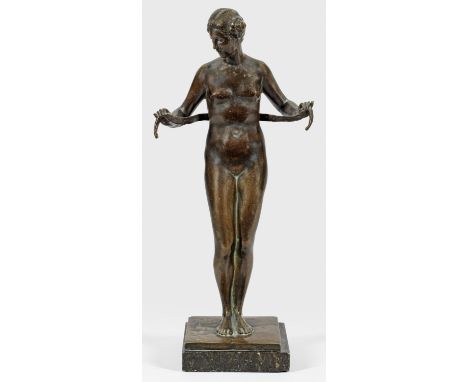 Emil Cauer der Jüngere1867 Kreuznach - 1946 Gersfeld/Rhön)"Mädchen mit Gürtel". OriginaltitelBronze, dunkelbraun patiniert, 1