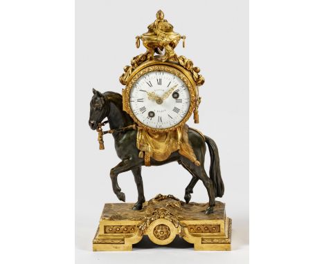 Seltene Louis XVI-Pendule von François VionBronze, vergoldet und teilw. dunkel patiniert. Über querrechteckig angelegtem Sock