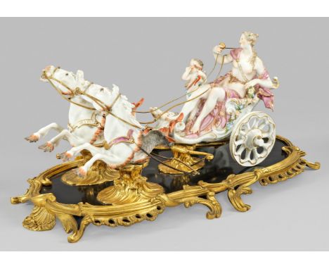 Tafelaufsatz "Triumph der Venus" von MeissenIn einem von zwei ausdrucksstarken modellierten, vollplastischen Hippokampen gezo