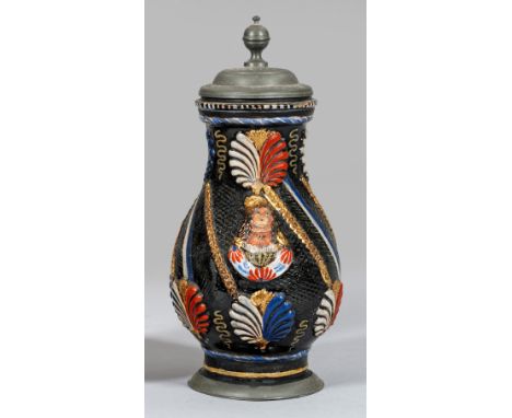 BirnkrugSog. "Annaberger Krug". Steinzeug, dunkelbraun schwarz engobiert und salzglasiert. Aufgelegter und mit polychromen Em