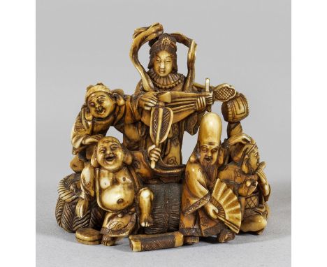 Japanische Miniaturschnitzereisog. Netsuke. Elfenbein, geschnitzt, graviert und teilw. geschwärzt. Äußerst fein geschnittene,