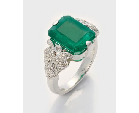Repräsentativer Smaragd-RingWeißgold, gest. 750. Zentral besetzt mit einem Smaragd von ca. 8,30 ct. im Tafelschliff, akzentui