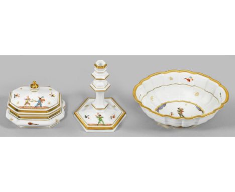 Set mit Motiven der Italienischen Komödie3-tlg.; Deckeldose mit bombiertem, achtfach facettiertem Korpus und passigem Deckel 
