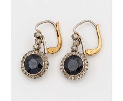 Paar Jugendstil-DiamantohrringePlatin und Gelbgold, 14 ct.; Schauseitig 2 dunkelblaue Farbsteine, entouriert von Altschliffdi
