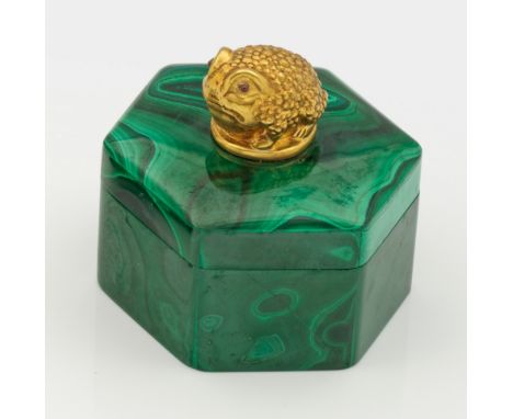 Kleine Malachitdoseim Stil von Karl Fabergé. Silber, vergoldet. Sechsfach gekanteter Korpus mit gerader Wandung. Auf flachem 