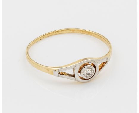 Feiner Jugendstil-DiamantringWeiß- und Gelbgold, gest. 585. Zentral besetzt mit einem Altschliffdiamanten von ca. 0,14 ct.; G