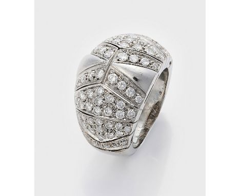 Brillantring im Stil von BVLGARIWeißgold, 750. In geometrischer Anordnung besetzt mit Brillanten von zus. ca. 2,05 ct., umzog
