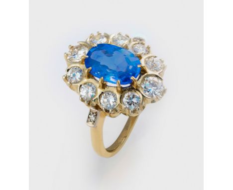 Klassischer Saphir-EntourageringWeißgold, gest. 750. Zentral besetzt mit einem kornblumenblauen, unbehandelten Saphir von ca.
