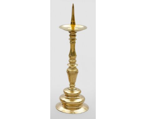 Barocker Altarleuchter mit TreppenfußMessing. Hoher Fuß mit ausgestelltem Rand und zwei kräftigen Wellenprofilen. Vielgliedri