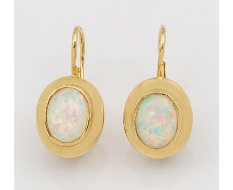 Paar Opal-OhrringeGelbgold, gest. 585. Zentral besetzt mit 2 Opalen im Cabochonschliff. Ges.-Ges. ca. 2,73 g. Pair of earring