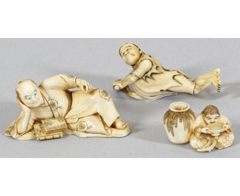Konvolut von drei japanischen Miniaturschnitzereiensog. Netsuke. Elfenbein, geschnitzt, graviert und teilw. geschwärzt. Fein 