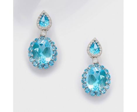 Paar elegante Topas-OhrringeWeißgold, gest. 750. Schauseitig besetzt mit Skyblue-Topasen von zus. ca. 0,70 ct., entouriert vo