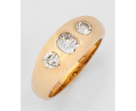 Diamant-BandringGelbgold, gest. 585. Zentral besetzt mit drei Altschliffdiamanten. Gew. ca. 7,20 g. Ring set with three diamo