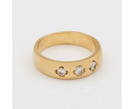Klassischer Brillant-Bandring von ChristGelbgold, 585. Besetzt mit 3 Brillanten von zus. ca. 0,30 ct.; Gew. ca. 6,09 g.Ring b