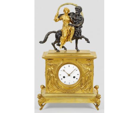 Empire-Pendule "Nessos und Deianeira"Bronze, vergoldet und teilw. dunkel patiniert. Querrechteckig angelegtes Uhrengehäuse au
