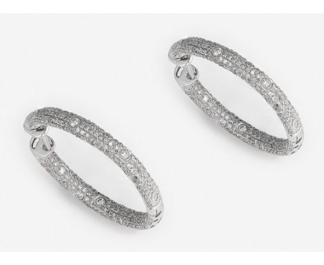 Paar Brillant-CreolenWeißgold, gest. 18 ct.; Allseitig besetzt mit kleinen Brillanten in Pavéfassung. Ges.-Gew. ca. 10,42 g. 
