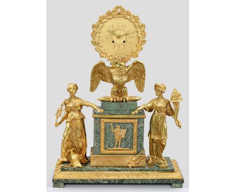 Große repräsentative PenduleDunkelgrün gemaserter Marmor und Bronze, vergoldet. Über flacher, gestuft ansteigender Basis mit 