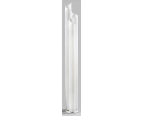 Standlampe "Chimera" von Vico Magistretti3-flg. Weißer Kunststoff. Gestreckter, wellenartig angelegter Korpus als Träger für 