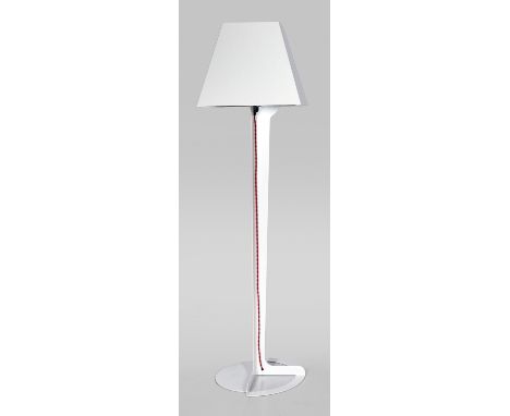 Bodenlampe "Fold" von Alexander Taylor1-flg.; Pulverbeschichteter Stahl in Weiß. Flache, durchbrochen gearbeitete Basis, davo