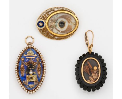 Drei Biedermeier Memorial-BroschenGelb- und Roségold, 14 ct.,  teilw. blau emailliert. Ovale, verglaste Form, erhabener flora
