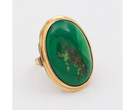 Chrysoprasring aus den 1960er JahrenGelbgold 14 ct.; Zentral besetzt mit einem hellgrünen Chrysopras im Cabochonschliff. Gew.