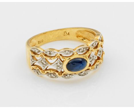 Moderner Saphir-Diamantring in AjourGelbgold, gest. 750. Zentral besetzt mit einem Saphir-Cabochon und kleinen Diamanten. Gew