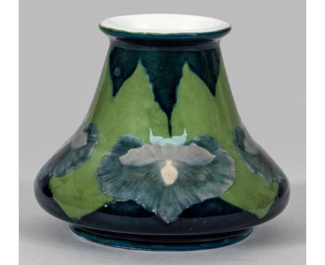 Seltene Meissen Jugendstil-Vase mit Pâte-sur-Pâte-MalereiÜber dem Rundstand bauchig sich verjüngender Korpus mit kurzem ausge