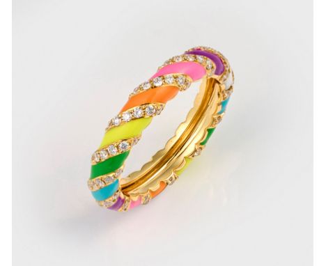 Feiner Kordel-Bandring mit DiamantenGelbgold, teilw. in Regenbogenfarben emailliert, gest. 750. Umlaufend besetzt mit kleinen