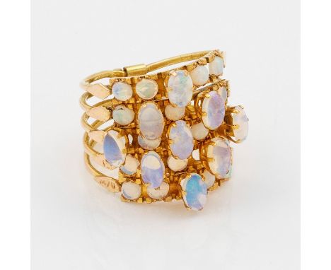 Orientalischer Opal-RingRoségold, 14 ct.; Schauseitig mosaikartig besetzt mit Opalcabochons in sehr schönem Farbspiel. Gew. c