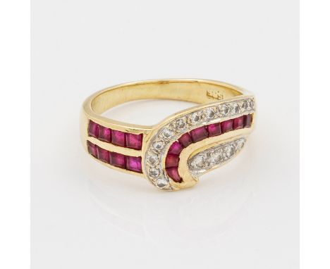 Dekorativer Rubin-DiamantringGelbgold, gest. 585. Schauseitig besetzt mit taubenblutroten Rubincarrées von zus. ca. 1,00 ct. 