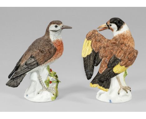 Paar Meissen VogelfigurenAuf einem teilw. mit plastisch aufgelegtem Blattwerk gestalteten Baumstumpf sitzender Star, sich den