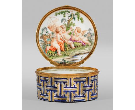 Seltene Meissen Tabatiere mit Pseudomäanderreliefund PuttenszeneMit ornamentaler Goldmontierung. Porzellan. Runder, gedrückte