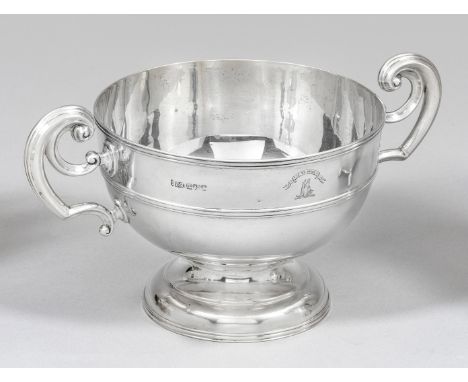 Edwardianische HenkelschaleSterlingsilber. Über trompetenförmigem Fuß, weit ausschwingende Kuppa, seitlich mit zwei volutiert