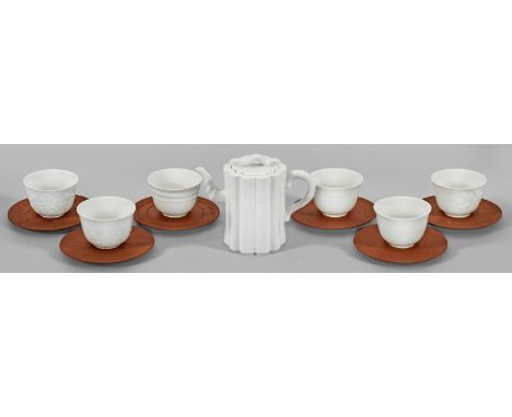 Service mit "Relief-Koppchen aus 6 Epochen". Originaltitel7-tlg.; Weißporzellan und Böttgersteinzeug. Bambuskännchen mit sech