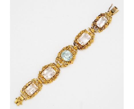 ArmbandGelbgold, 14 k.; Zentral besetzt mit farblosen Steinen und einem hellblauen Stein im Facettenschliff. Ger. besch.; Gew