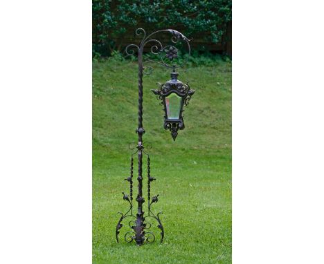 Gartenlaterne1-flg.; Eisen, teilw. schwarz lackiert. In sich gedrehter Schaft, flankiert von gestreckten Volutenmotiven als T