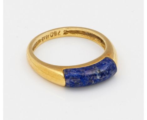 Lapislazuli-BandringGelbgold, gest. 750. Gew. ca. 4,06 g.Ring set with lapis lazuli, in 18 k gold.