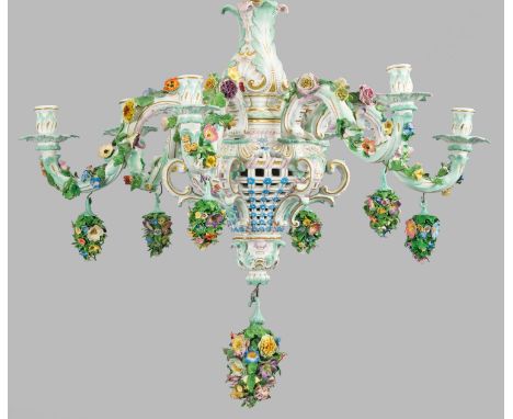 Prächtiger Meissen Porzellan-Deckenleuchter mit Blumendekor6-flg.; Balusterförmiger, von Rocaillen und Akanthusblättern reich