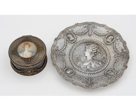 Feine Bonbonniere und ein ZiertellerPlated sowie Silber und kobaltblaues Glas. Zylindrischer Glaskorpus, umzogen von Blütenfe
