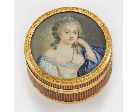 Louis XVI-Tabatiere mit DamenporträtZylindrischer Korpus aus Schildpatt mit feiner, reliefierter Goldmontierung. Die Wandung 