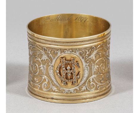 Feiner ServiettenringSilber, teilw. vergoldet. Zylindrische Form. Breite, mit Voluten und Blattranken verzierte Wandung. Scha