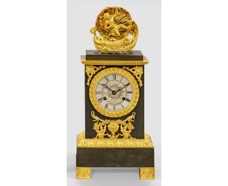 Charles X-PenduleBronze, patiniert und teilw. vergoldet. Hochrechteckiges, gestuft ansteigendes Uhrengehäuse mit breitem Palm