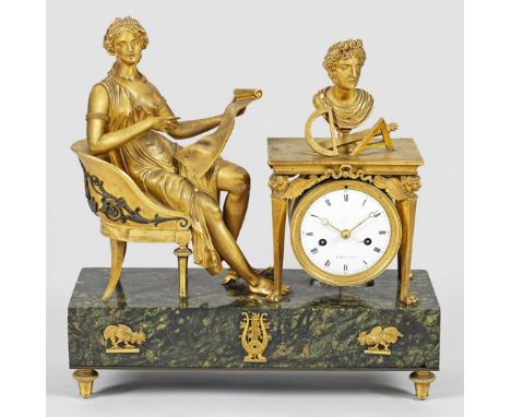 Empire-FigurenpenduleBronze, vergoldet sowie moosgrün gemaserter Marmor. Über querrechteckig angelegtem, besch. Sockel mit ap