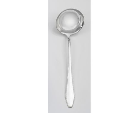 SuppenkelleSilber. Konisches Heft, am Rand mit zartem Perlband umzogen. Gest. 800, Herstellerzeichen. Gew. ca. 225 g. L. 31 c