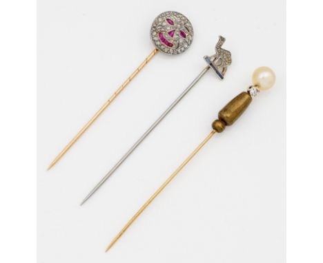 Drei Art Déco-KrawattennadelnPlatin und Gelbgold, 14 ct.; Bekrönung aus einer Boutonperle mit Altschliffdiamanten von ca. 0,1