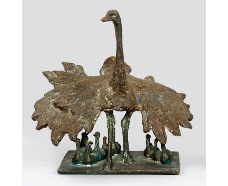 Zeitgenössischer deutscher Tierbildhauer(Tätig im 20./21. Jh.)Strauß mit JungenBronze, dunkelbraun patiniert. Undeutl. monogr